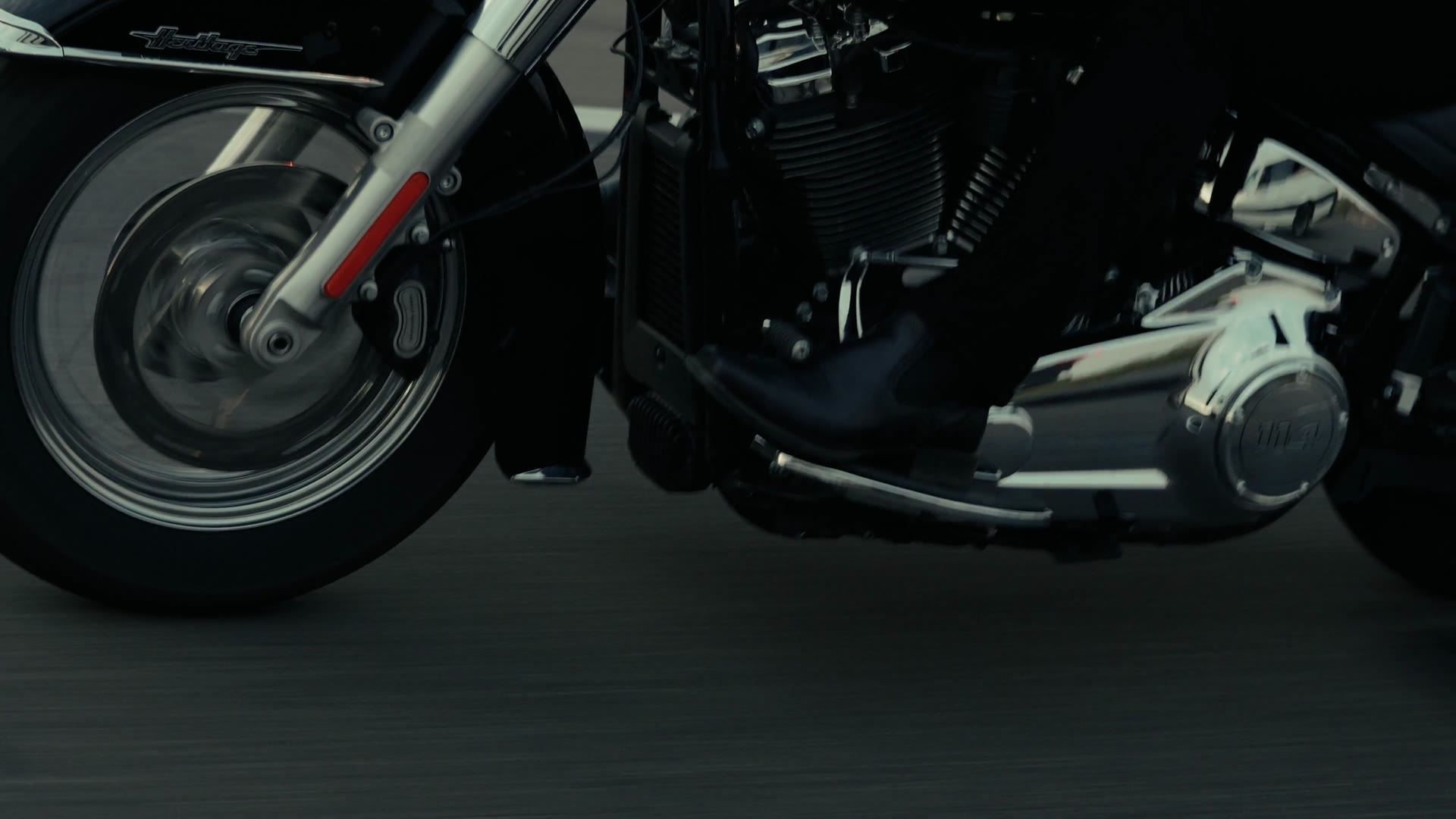 Nahaufnahme einer Harley Heritage in der Dämmerung
