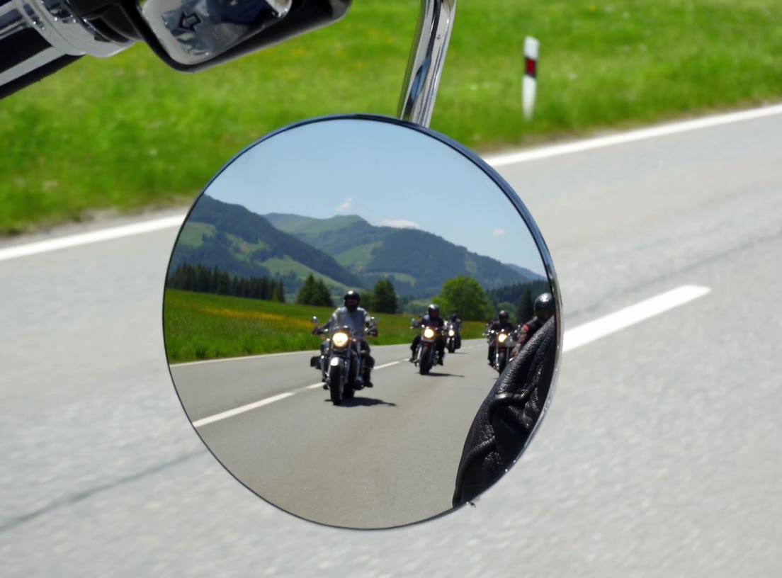 Blick in den Rückspiegel auf die nachfolgende Gruppe