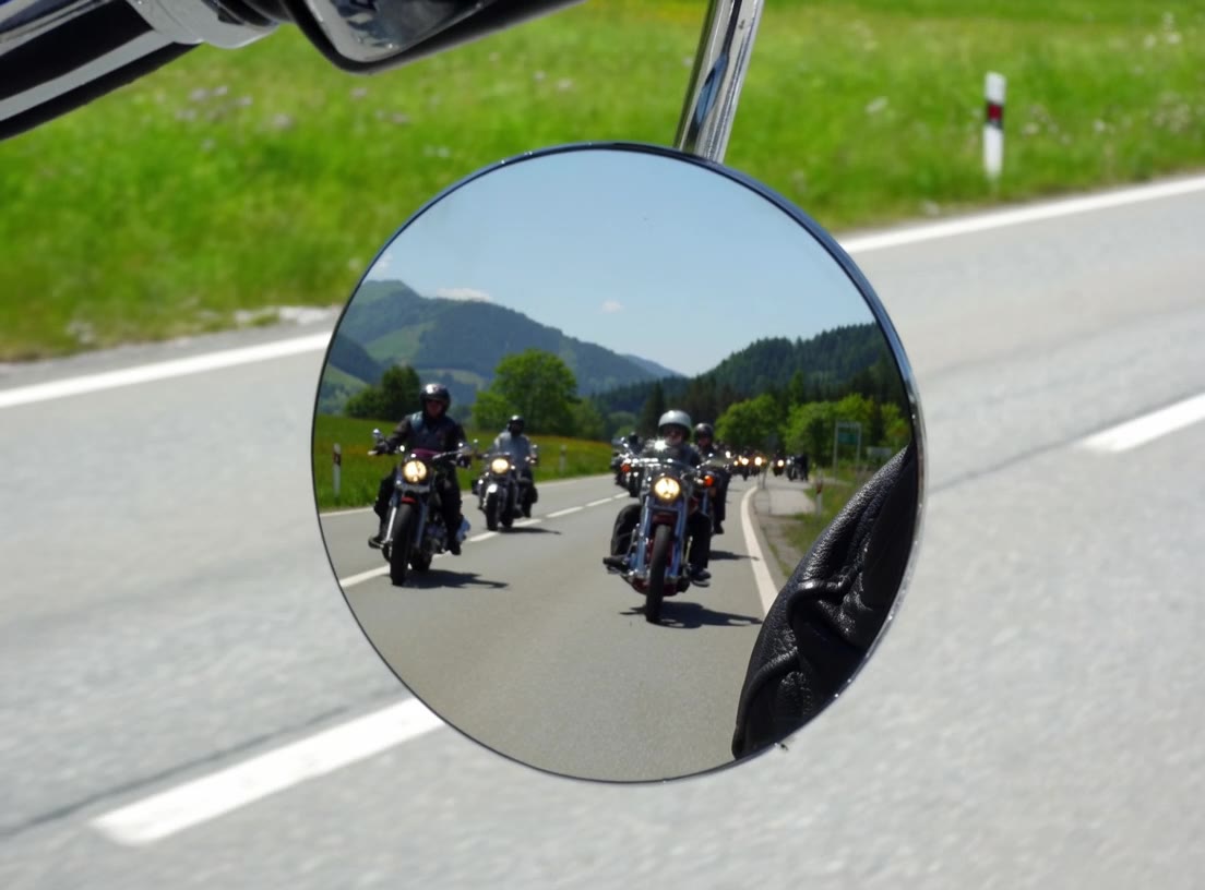 Harley-Gruppe des Chapters im Rückspiegel, dahinter grüne Schwarzwald-Hügel